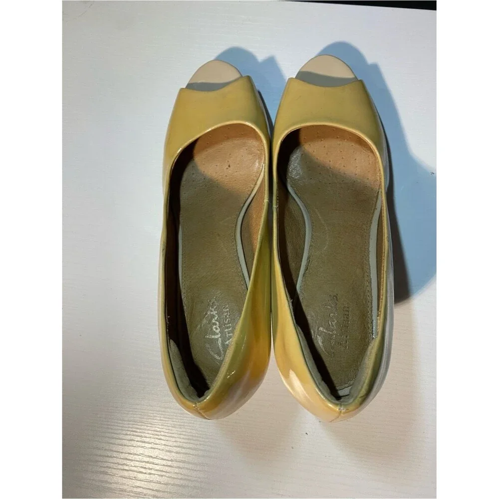 Clarks Artisan Women's Peep Toe Pumps Nude Tan Patent Leather Mid Heels Size